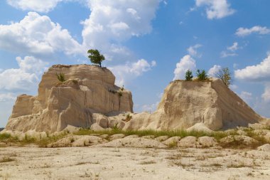 Vahşi doğadaki kireçtaşı dağı. Doğal taşla kaplı güzel bir manzara. Antik Sarmatya Denizi 'nin dibinde.