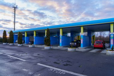 1 Aralık 2021 Balti, Moldova. İllüstrasyon başyazısı. Metan için özel benzin istasyonu. Metin için kopyalama alanı olan arkaplan.
