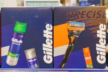 2 Aralık 2021 Balti Moldova. İllüstrasyon başyazısı. Perakende süpermarkette erkeklere Gillette hediye seti.