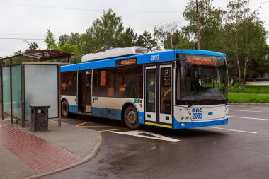 Kablosuz toplu taşıma tramvayı. Metin veya yazıtlar için kopyalama alanı olan bir arkaplan. İllüstrasyon başyazısı. 14 Haziran 2021 Balti Moldova.