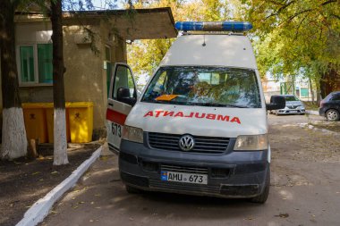 Polis departmanındaki ambülans. Salgın koronavirüs enfeksiyonu covid-19. İllüstrasyon başyazısı. 14 Ekim 2021 Beltsy Moldova.