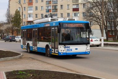 Kablosuz toplu taşıma tramvayı. Metin veya yazıtlar için kopyalama alanı olan bir arkaplan. İllüstrasyon başyazısı. 19 Nisan 2021 Balti Moldova.