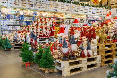 Mağazadaki Noel dekorları bölümü. Metin için kopyalama alanı olan arkaplan. İllüstrasyon başyazısı. 18 Aralık 2021 Balti Moldova.