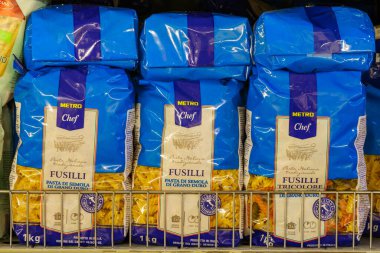 Durum buğdaylı makarna. Metin için kopyalama alanı olan arkaplan. İllüstrasyon başyazısı. 18 Aralık 2021 Balti Moldova.