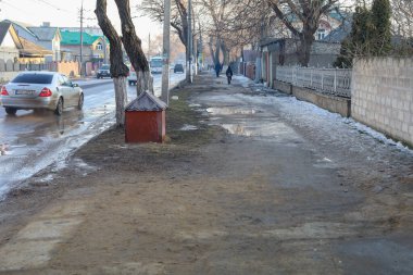 22 Şubat 2021 Balti veya Beltsy, Moldova kaldırımları kıştan sonra kumda, kötü kirli şehir ortamı. İllüstrasyon başyazısı. Kötü bir şehir ortamı. İllüstrasyon başyazısı. Arkaplan