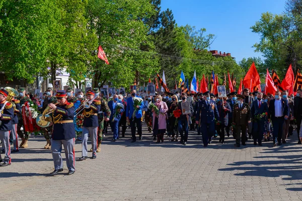 人们在庄严的游行队伍中 纪念第二次世界大战的胜利阅兵式 2021年5月9日 摩尔多瓦巴尔蒂 说明性编辑 — 图库照片