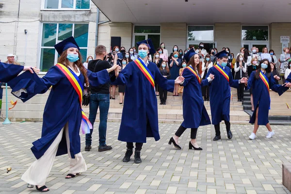Mezuniyet gününde mezun oluyor. Beltsy, Moldova 31 Mayıs 2021. Sadece editör kullanımı.