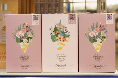 2 Aralık 2021 Balti Moldova. İllüstrasyon başyazısı. Perakende süpermarketteki kadınlara özel kozmetik kremler..