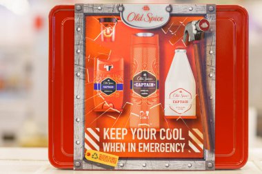 2 Aralık 2021 Balti Moldova. İllüstrasyon başyazısı. Eski Baharat Hediyesi Süpermarketteki Erkekler İçin Setler.