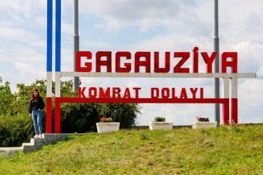 Moldova Cumhuriyeti içindeki Gagauzia özerk toprak biriminin girişindeki turist. İllüstrasyon Editörü. 5 Eylül 2021 Komrat, Moldova.