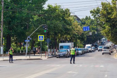 Şehirdeki trafik kontrolörü. 12 Temmuz 2021 Balti Moldova. İllüstrasyon Editörü