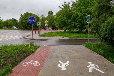 Şehir ortamında kaldırımlar. Metin veya yazıtlar için kopyalama alanı olan bir arkaplan. İllüstrasyon başyazısı. 14 Haziran 2021 Balti Moldova.