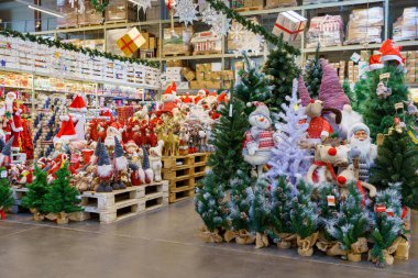 Mağazadaki Noel dekorları bölümü. Metin için kopyalama alanı olan arkaplan. İllüstrasyon başyazısı. 18 Aralık 2021 Balti Moldova.