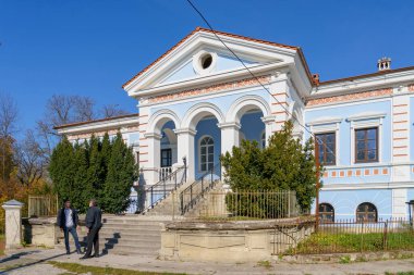 Balioz malikanesinde rehberli bir tur. Metin veya yazıtlar için kopyalama alanı olan bir arkaplan. İllüstrasyon başyazısı. 20 Ekim 2021 malikânesi Balioz, Ivancha köyü, Moldova