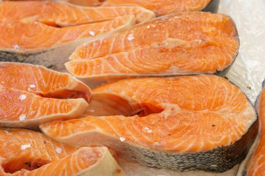 Buzda biftek için kırmızı balık. Metin veya yazıtlar için kopyalama alanı olan arkaplan.