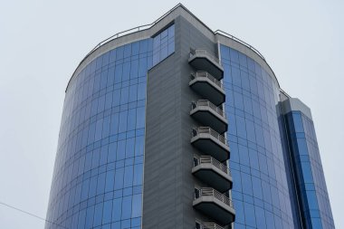 Çok katlı bir ofisin üst katları tipik cam bina ya da gökdelen. Metin veya yazıtlar için kopyalama alanı olan arkaplan.