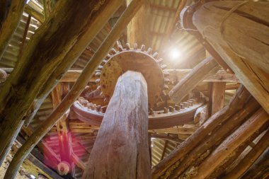 Ahşap dişliler eski model terk edilmiş yel değirmeni. Eski bir un değirmeni. Metin veya yazıtlar için kopyalama alanı olan arkaplan