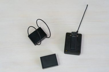 Elektronik bileziği olan bir izleme sistemi. Penaltı kontrol aleti. Özgürlük kısıtlaması ve ev hapsi. Uzaktan tanımlama ve konum izleme.