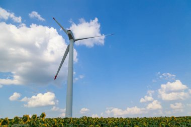 Elektrik üretimi için yel değirmenleri. Yeşil enerji konsepti. Metin için kopyalama alanı olan arkaplan. Uzun vadeli yatırımın aktif hedefi.