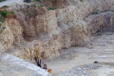Taşın çıkarılması için devasa bir taş ocağı işletiliyor. Doğal kireç taşı. Metin için kopyalama alanı olan arkaplan