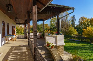 Otantik eski Moldova köy evi. Metin için kopyalama alanı olan doğal sonbahar arkaplanı