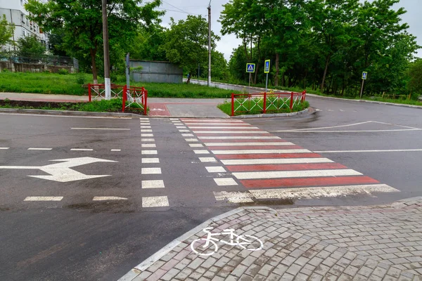 Şehirde yaya geçidi var. Metin veya yazıtlar için kopyalama alanı olan arkaplan.