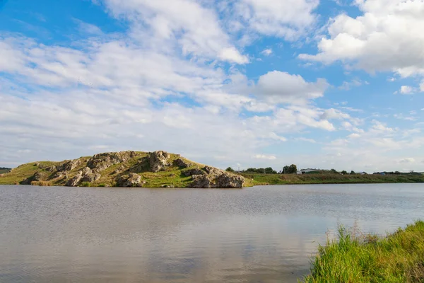 Doğu Avrupa 'nın dağlık doğası. Metin veya yazıtlar için kopyalama alanı olan arkaplan