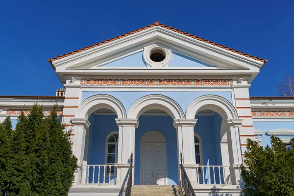 19. yüzyılın klasik Rus mimarisi tipik bas-reef ile. Moldova 'ya hoş geldiniz. Tarihsel ve kültürel miras. Metin veya harf için kopyalama alanı olan arkaplan