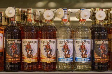 2 Aralık 2021 Balti Moldova. İllüstrasyon başyazısı. Kaptan Morgan 'ı süpermarketin rafına koy. Metin için kopyalama alanı olan arkaplan.