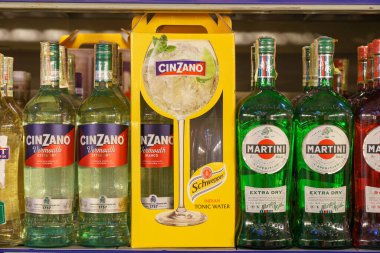2 Aralık 2021 Balti Moldova. İllüstrasyon başyazısı. Süpermarketin rafında Cinzano ve Martini. Metin için kopyalama alanı olan arkaplan.