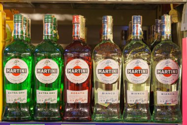 2 Aralık 2021 Balti Moldova. İllüstrasyon başyazısı. Martini şişeleri süpermarketin rafında. Metin için kopyalama alanı olan arkaplan.