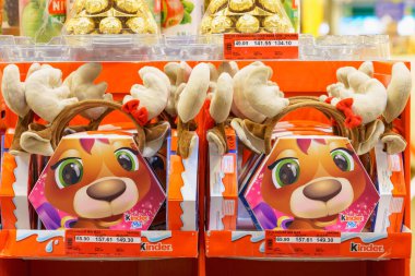 2 Aralık 2021 Balti Moldova. İllüstrasyon başyazısı. Süpermarketin rafında şekerle birlikte hediye seti. Metin için kopyalama alanı olan arkaplan.