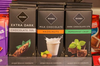 2 Aralık 2021 Balti Moldova. İllüstrasyon başyazısı. Süpermarketin rafındaki çikolatalar. Metin için kopyalama alanı olan arkaplan.