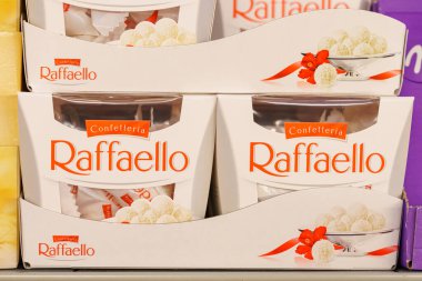 2 Aralık 2021 Balti Moldova. İllüstrasyon başyazısı. Raffaello süpermarket rafında şekerleme yapıyor. Metin için kopyalama alanı olan arkaplan.