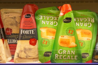 2 Aralık 2021 Balti Moldova. İllüstrasyon başyazısı. Süpermarketin rafında paketlenmiş peynir. Metin veya yazıtlar için kopyalama alanı olan arkaplan.