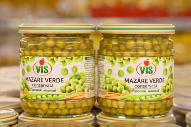 2 Aralık 2021 Balti Moldova. İllüstrasyon başyazısı. Süpermarketin rafında konserve yeşil bezelyeler. Metin veya yazıtlar için kopyalama alanı olan arkaplan.