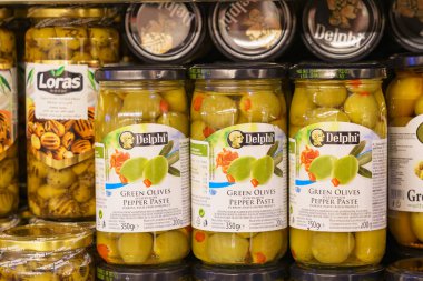 2 Aralık 2021 Balti Moldova. İllüstrasyon başyazısı. Süpermarketin rafında konserve yeşil zeytin. Metin veya yazıtlar için kopyalama alanı olan arkaplan.