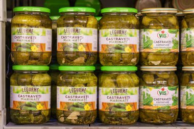 2 Aralık 2021 Balti Moldova. İllüstrasyon başyazısı. Süpermarketin rafında konserve salatalık. Metin veya yazıtlar için kopyalama alanı olan arkaplan.