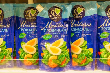 2 Aralık 2021 Balti Moldova. İllüstrasyon başyazısı. Süpermarket rafında mayonez paketleri. Metin veya yazıtlar için kopyalama alanı olan arkaplan.