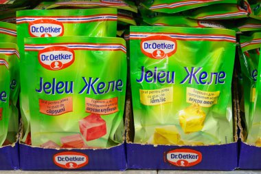 2 Aralık 2021 Balti Moldova. İllüstrasyon başyazısı. Süpermarketin rafında jöle torbaları. Metin veya yazıtlar için kopyalama alanı olan arkaplan.