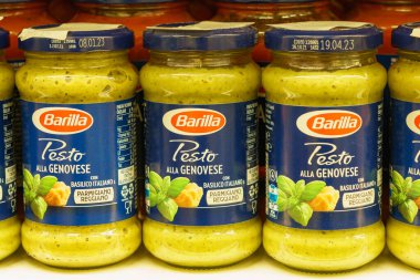 2 Aralık 2021 Balti Moldova. İllüstrasyon başyazısı. Süpermarketin rafında pesto sosu. Metin veya yazıtlar için kopyalama alanı olan arkaplan.