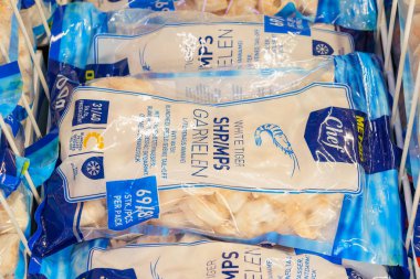 2 Aralık 2021 Balti Moldova. İllüstrasyon başyazısı. Süpermarketin rafında donmuş karidesler. Metin veya yazıtlar için kopyalama alanı olan arkaplan.