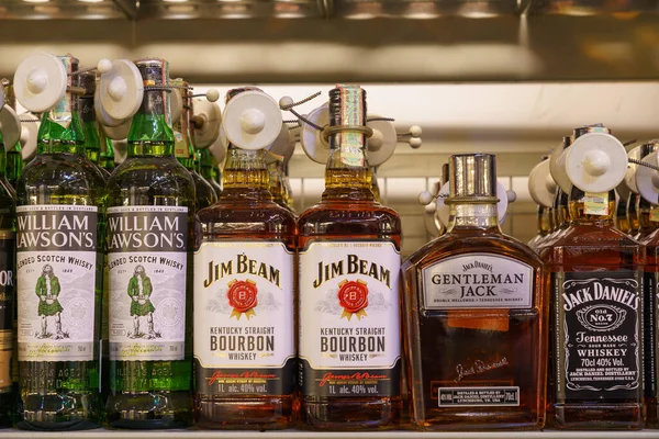 2 Aralık 2021 Balti Moldova. İllüstrasyon başyazısı. Süpermarketin rafında lüks alkol viskisi. Metin için kopyalama alanı olan arkaplan.