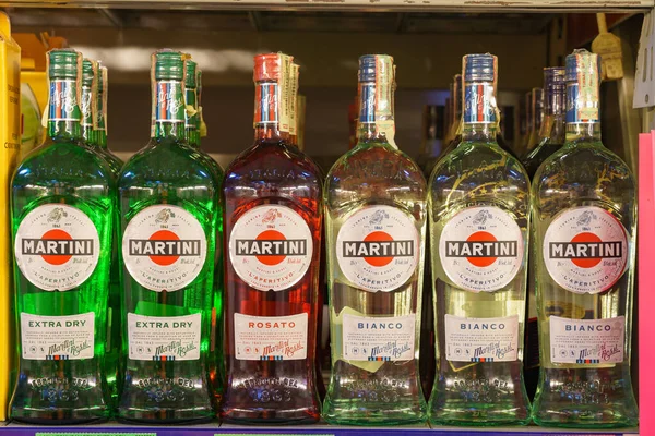 2 Aralık 2021 Balti Moldova. İllüstrasyon başyazısı. Martini şişeleri süpermarketin rafında. Metin için kopyalama alanı olan arkaplan.