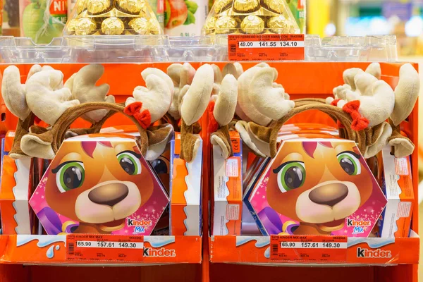 2 Aralık 2021 Balti Moldova. İllüstrasyon başyazısı. Süpermarketin rafında şekerle birlikte hediye seti. Metin için kopyalama alanı olan arkaplan.