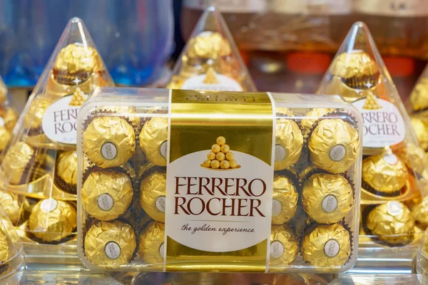 2 Aralık 2021 Balti Moldova. İllüstrasyon başyazısı. Ferrero Rocher süpermarket rafında şekerleme yapıyor. Metin için kopyalama alanı olan arkaplan.