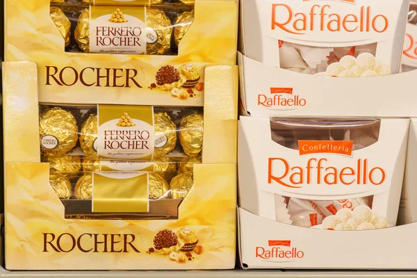 2 Aralık 2021 Balti Moldova. İllüstrasyon başyazısı. Ferrero Rocher ve Raffaello marketin rafında tatlı yiyorlar. Metin için kopyalama alanı olan arkaplan.
