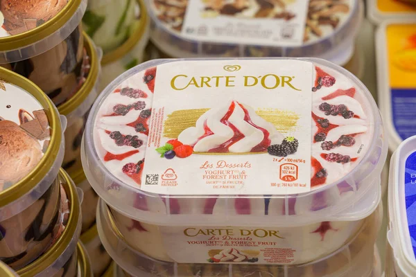 2 Aralık 2021 Balti Moldova. İllüstrasyon başyazısı. Süpermarketin rafındaki plastik bir kutuda dondurma. Metin veya yazıtlar için kopyalama alanı olan arkaplan.