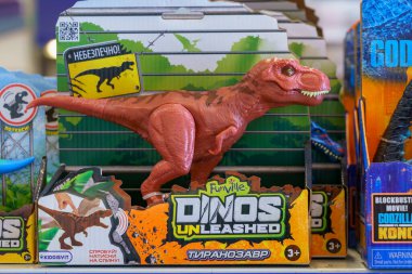 3 Aralık 2021 Balti Moldova. İllüstrasyon başyazısı. Oyuncak bölümünde süpermarketin rafındaki dinozor..