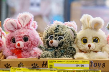 3 Aralık 2021 Balti Moldova. İllüstrasyon başyazısı. Oyuncak bölümünde süpermarketin rafına doldurulmuş oyuncaklar..